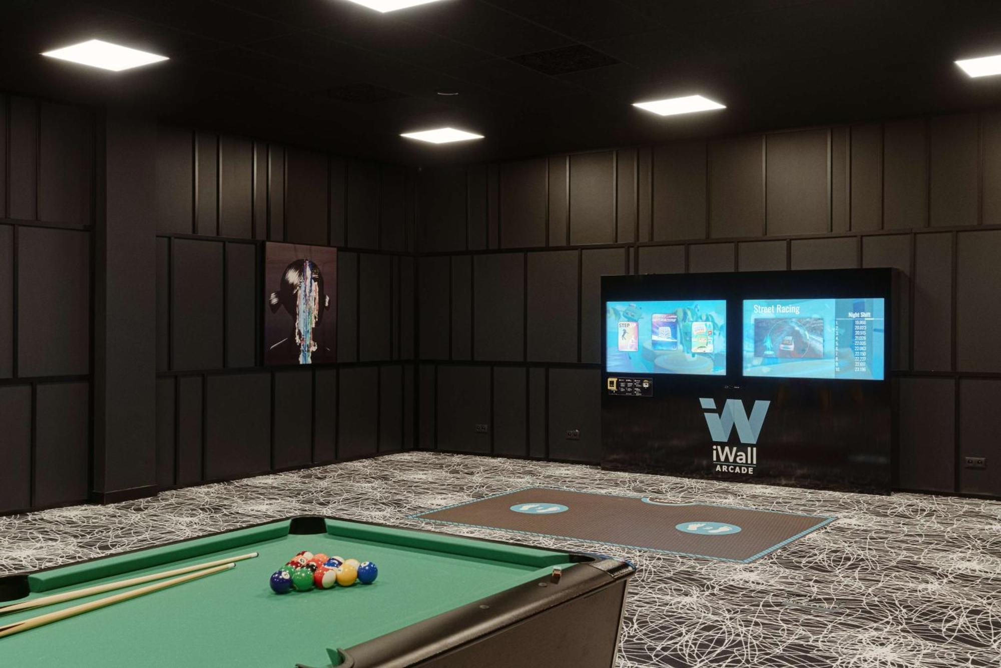 Radisson Blu Resort & Conference Center, Ostroda Mazury 外观 照片 A pool table with a wall mounted TV