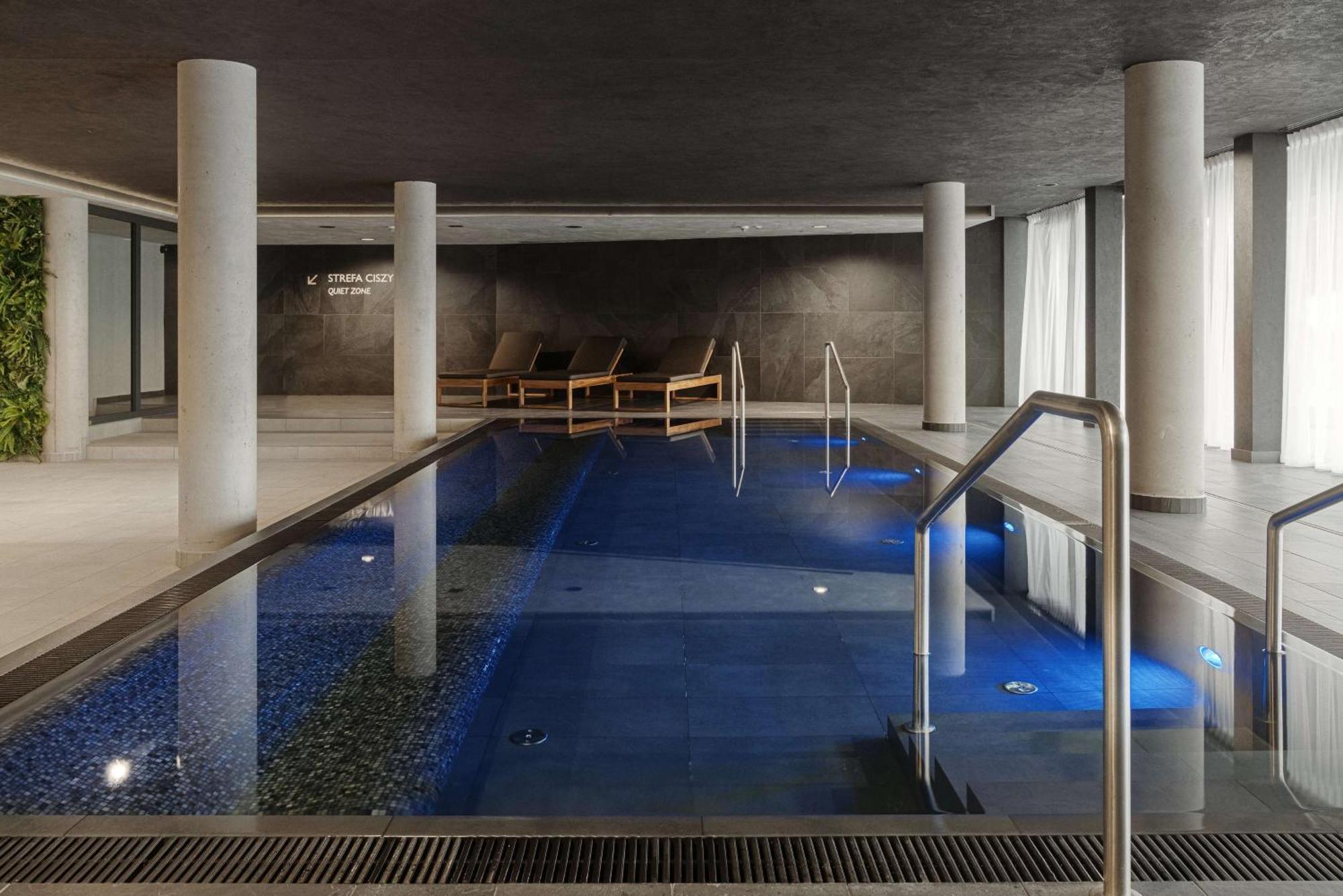 Radisson Blu Resort & Conference Center, Ostroda Mazury 外观 照片 The swimming pool at the hotel